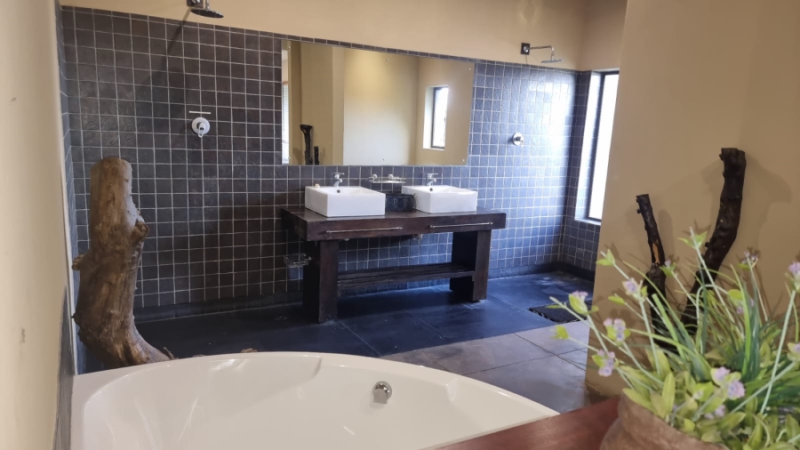 6 Bedroom Property for Sale in Merryhill Eastern Cape